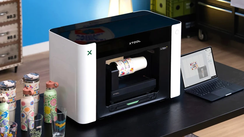 La xTool O1 Omni con il suo sistema di stampa UV chiuso